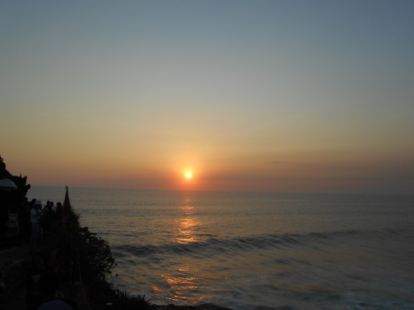 Закат с берега рядом с храмом Tanah Lot