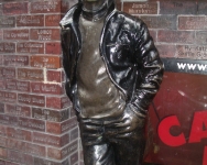 Памятник Леннону в Ливерпуле