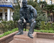Ялта. Памятник Ю. Семенову