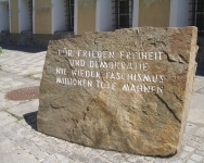 Памятный камень возле дома Гитлера. Блаунау-на-Инне