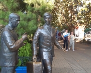 Скульптура Папанова и Миронова